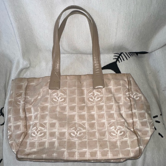 CHANEL cream travel tote signature damaged interior bottom lining - Picture 2 of 15